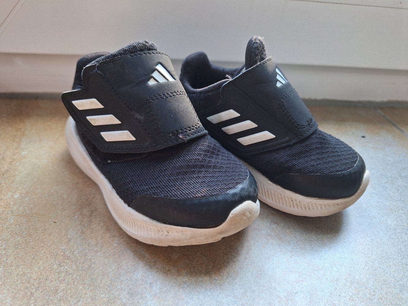 Adidas RunFalcon 3.0 Hook-and-Loop Gr. 23 schwarz mit Cloudfoam