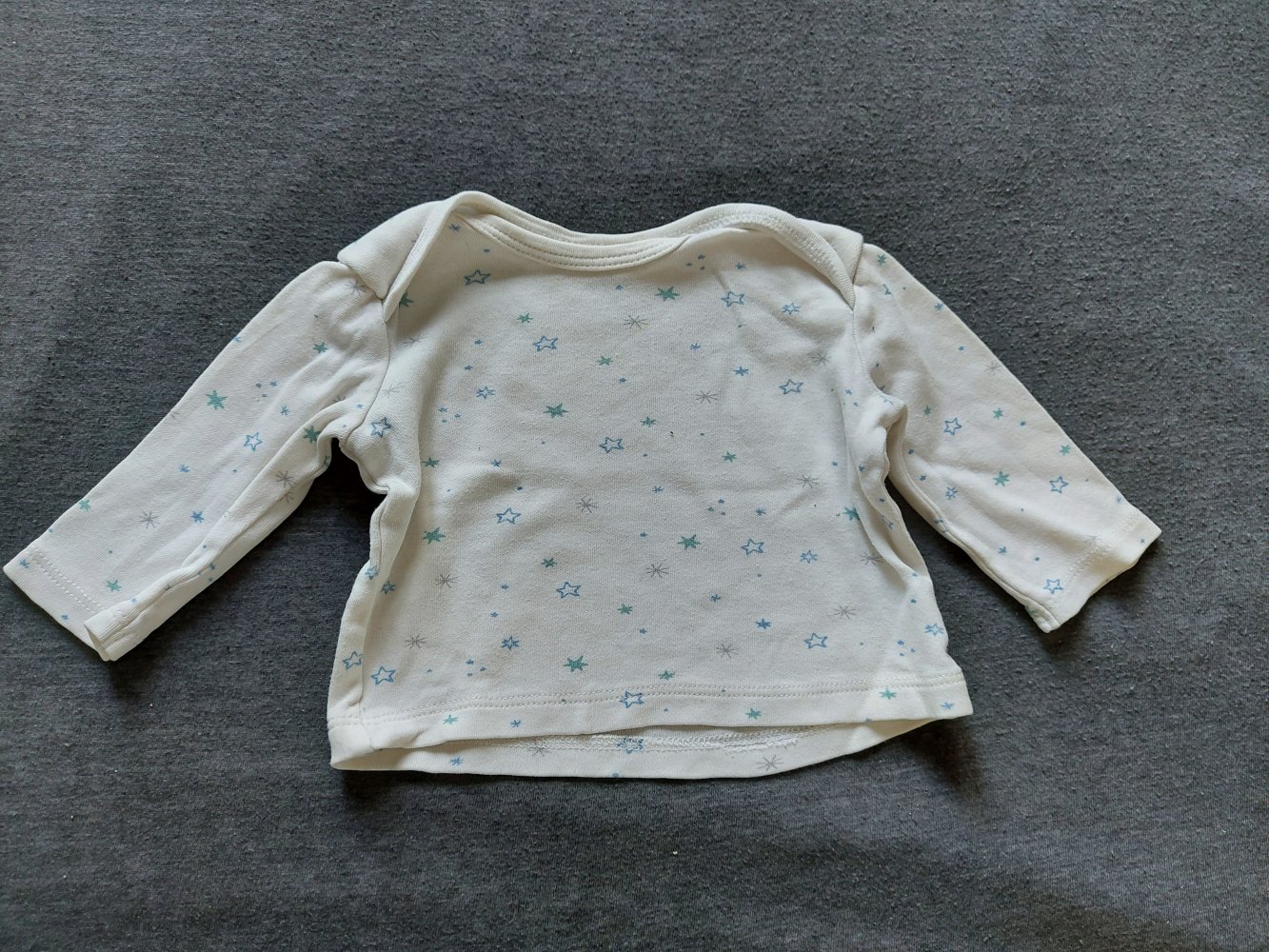 weißer Babypullover mit hellblauen Sternen, Gr. 56