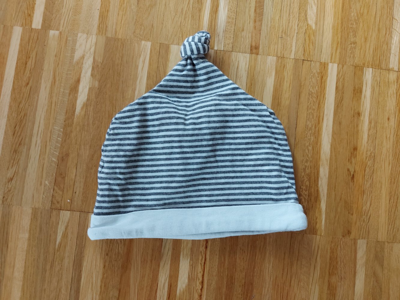 weiß-grau gestreifte Babymütze mit Bommel, Gr. 68 (3-6 Monate)