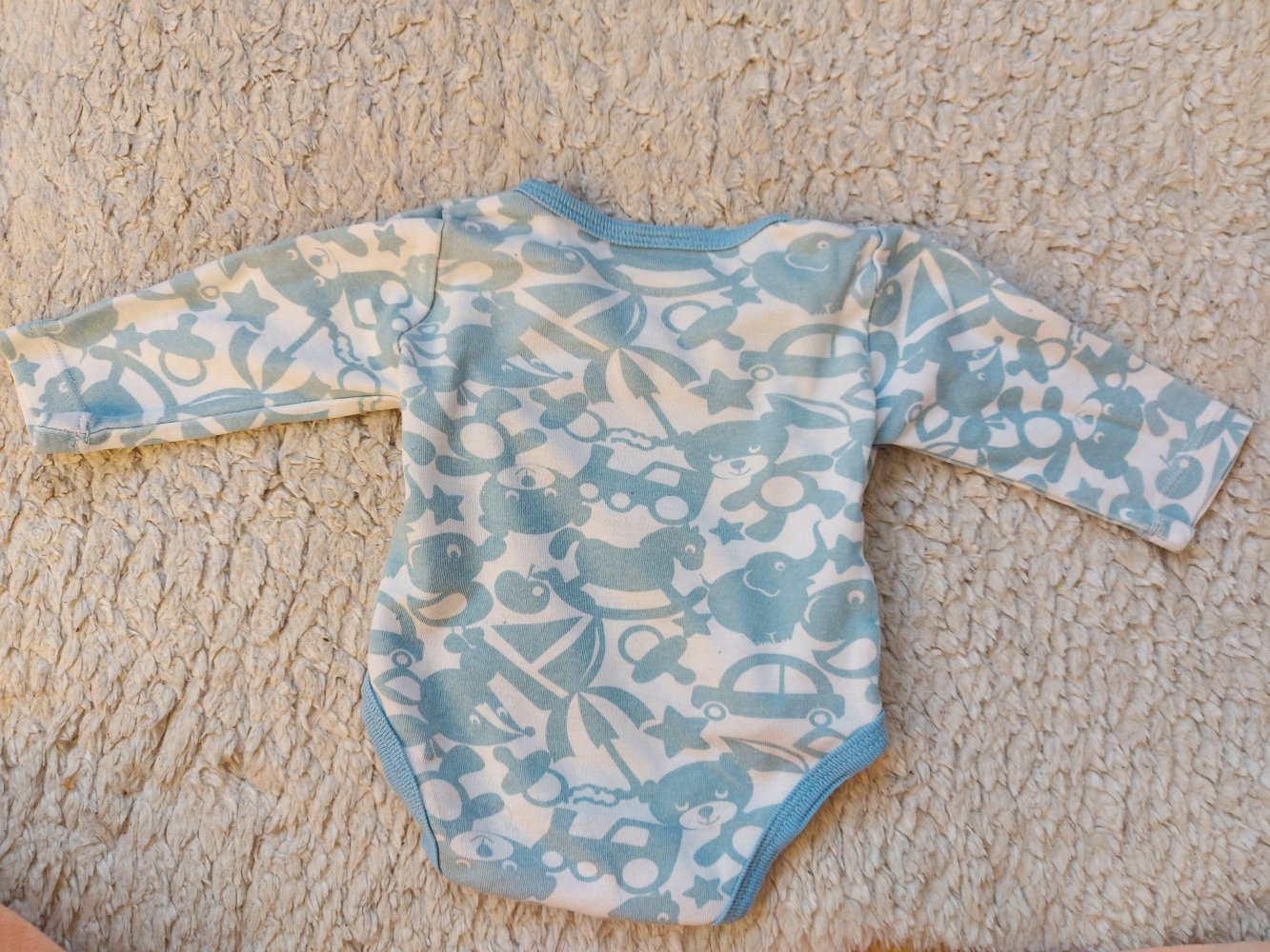 weiß-blauer Langarm-Wickelbody Gr. 56 