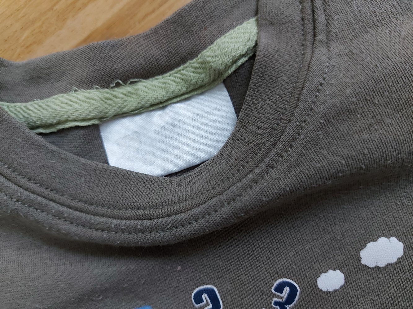 langärmliger khakigrüner Babypullover mit Drachen, Gr. 80