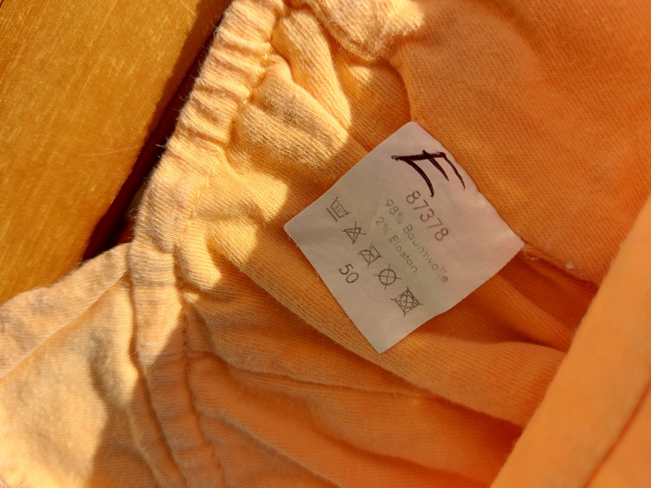 hellorangefarbener Sommerhut mit Schirmchen für Babys mit Schnüren, Gr. 50 / Schirmmütze