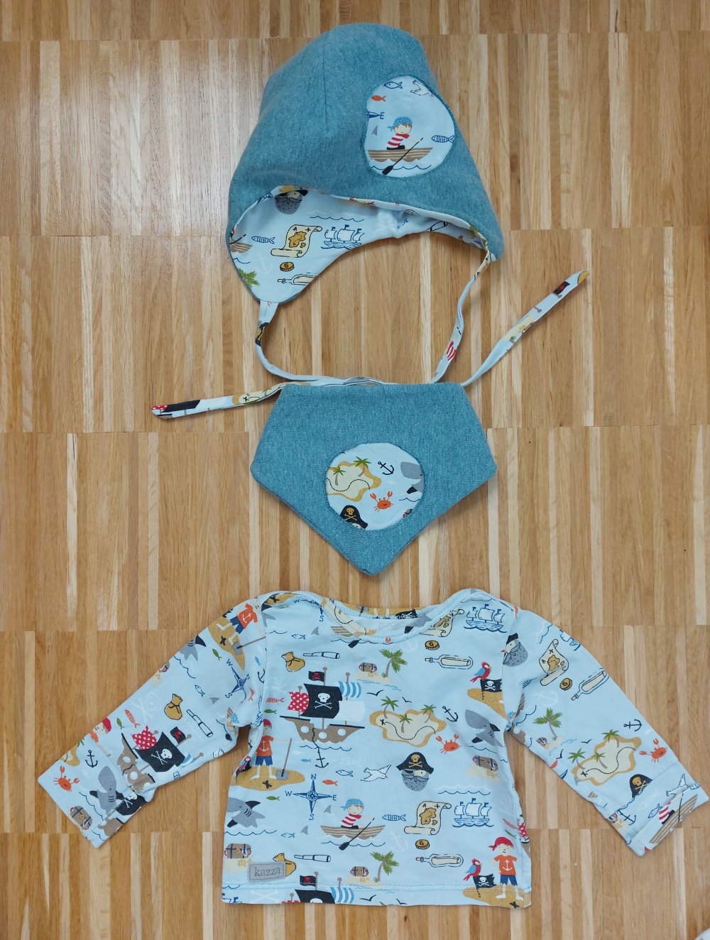 3-teiliges Set: Babypullover, Dreieckstuch und Mütze mit bunten Piratenmotiven
