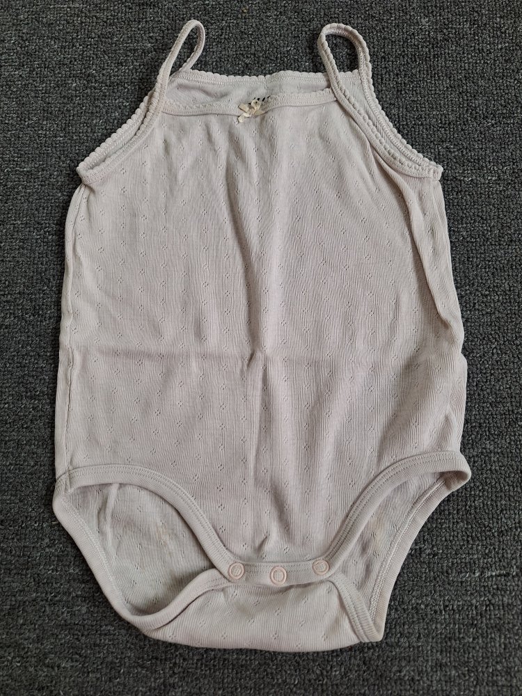 zartrosa Body mit Spaghettiträgern und Lochmuster Gr. 80/86
