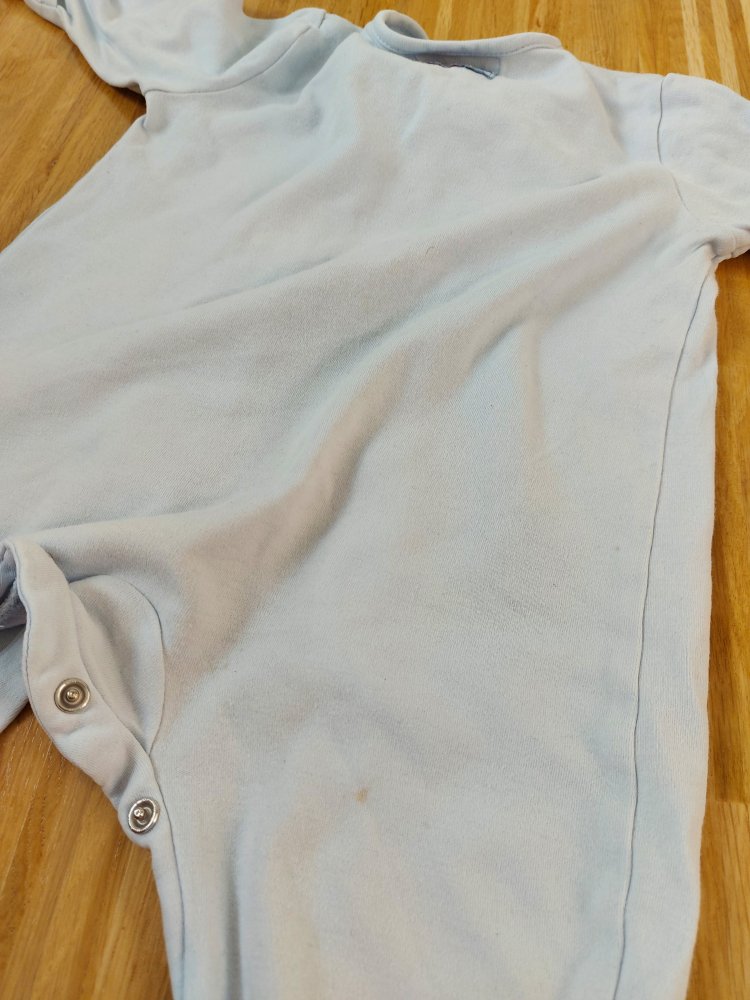 hellblauer Babyschlafanzug mit Füßchen Gr. 74