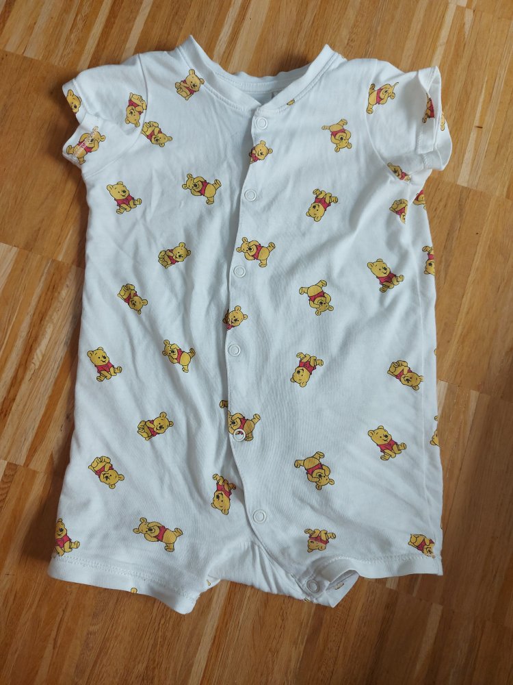 Süßer Babypyjama /Schlafstrampler mit kleinen Baby Winnie Poohs, Gr. 74