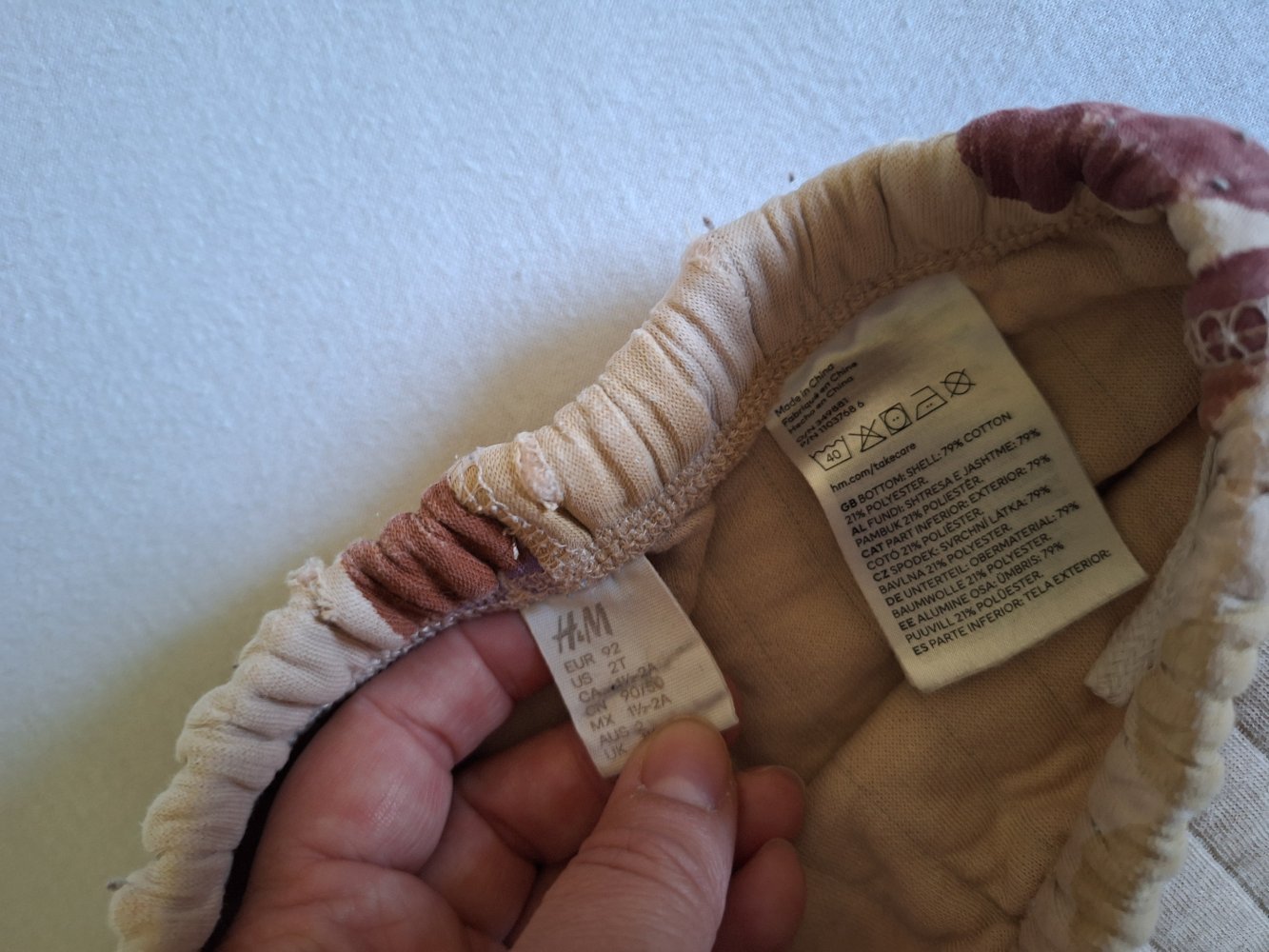 Beige Herbsthose Gr. 92 mit Herbstmotiven