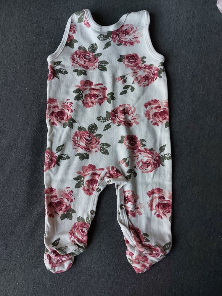 weißer Babystrampler mit Rosenmuster, Gr. 68 mit Füßchen