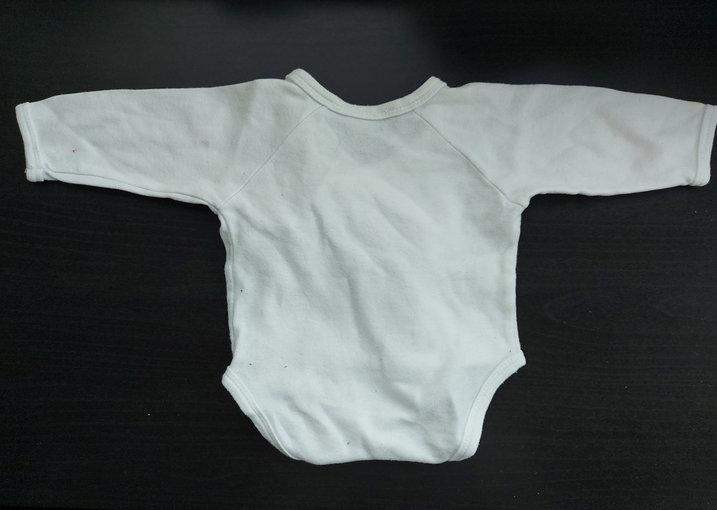 weißer Langarm-Wickelbody mit Eisenbahn