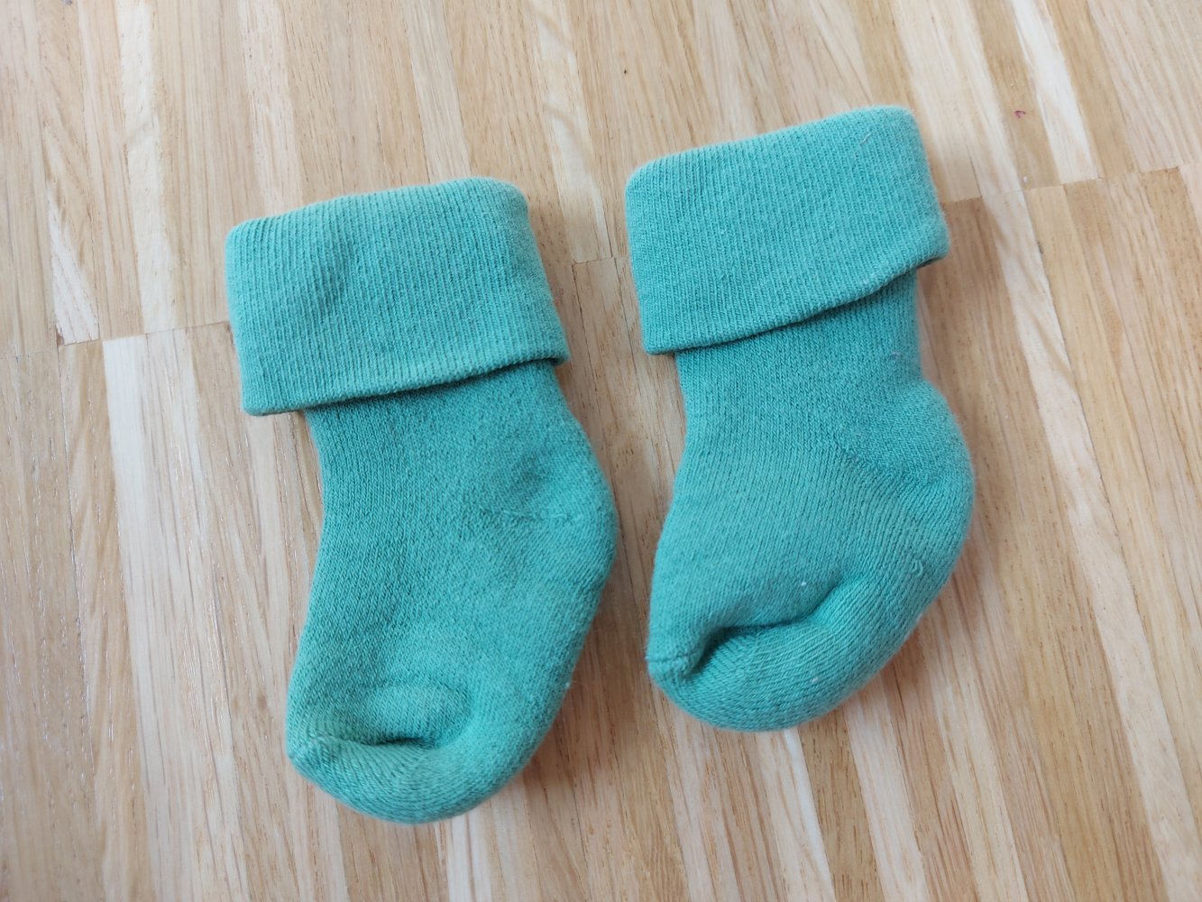 grüne Erstlingssöckchen / Babysocken 0-6 Monate, NEU