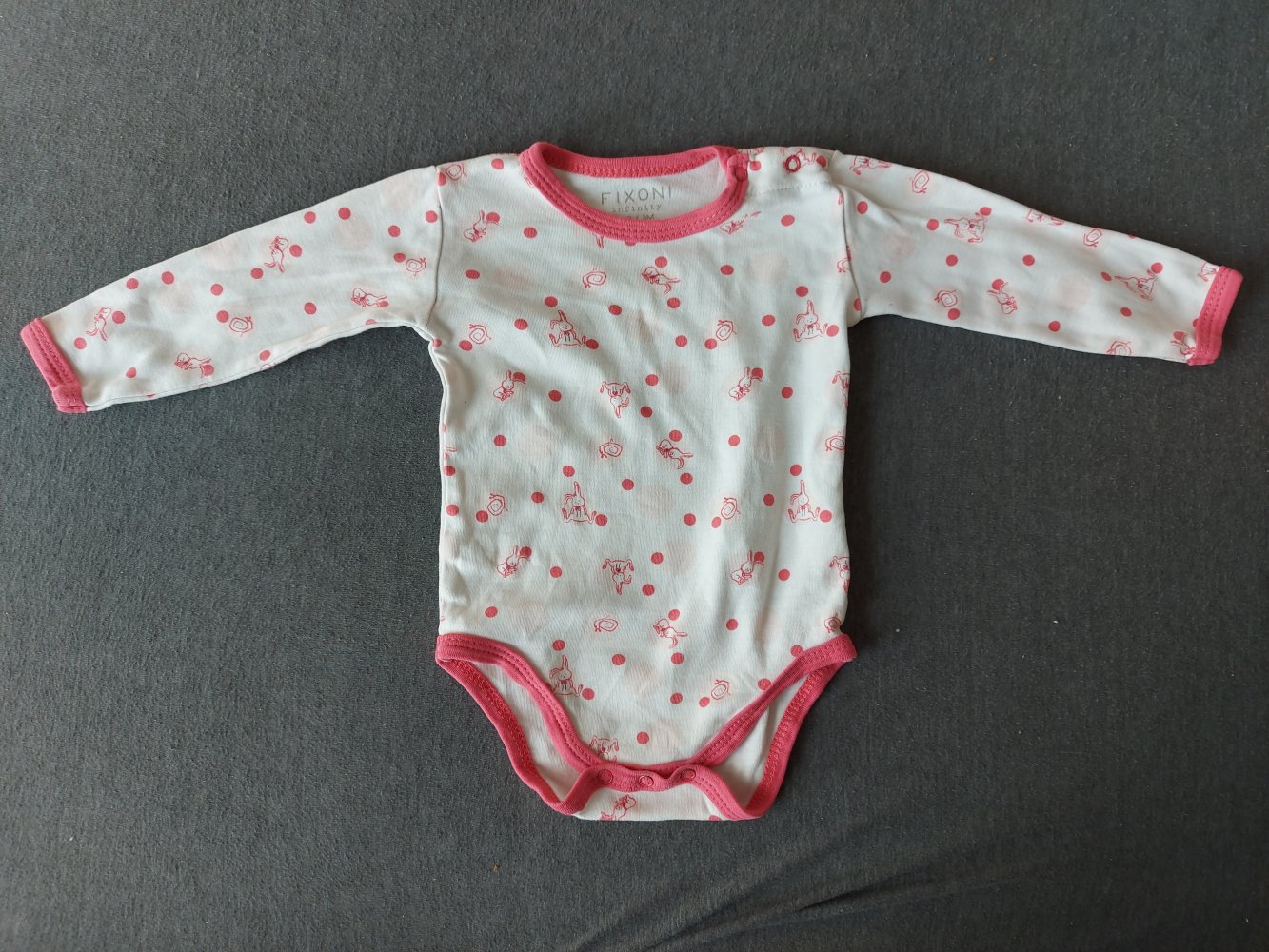langärmliger weiß-pinker Body mit Häschenmuster, Gr. 62