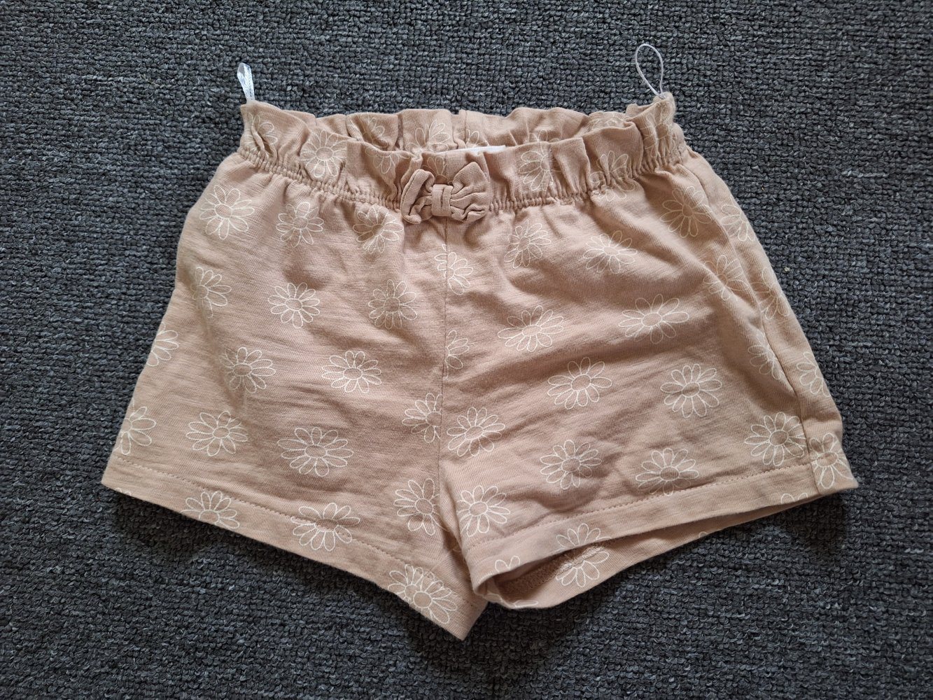 kurze beige Sommershorts mit Blumen, Gr. 80