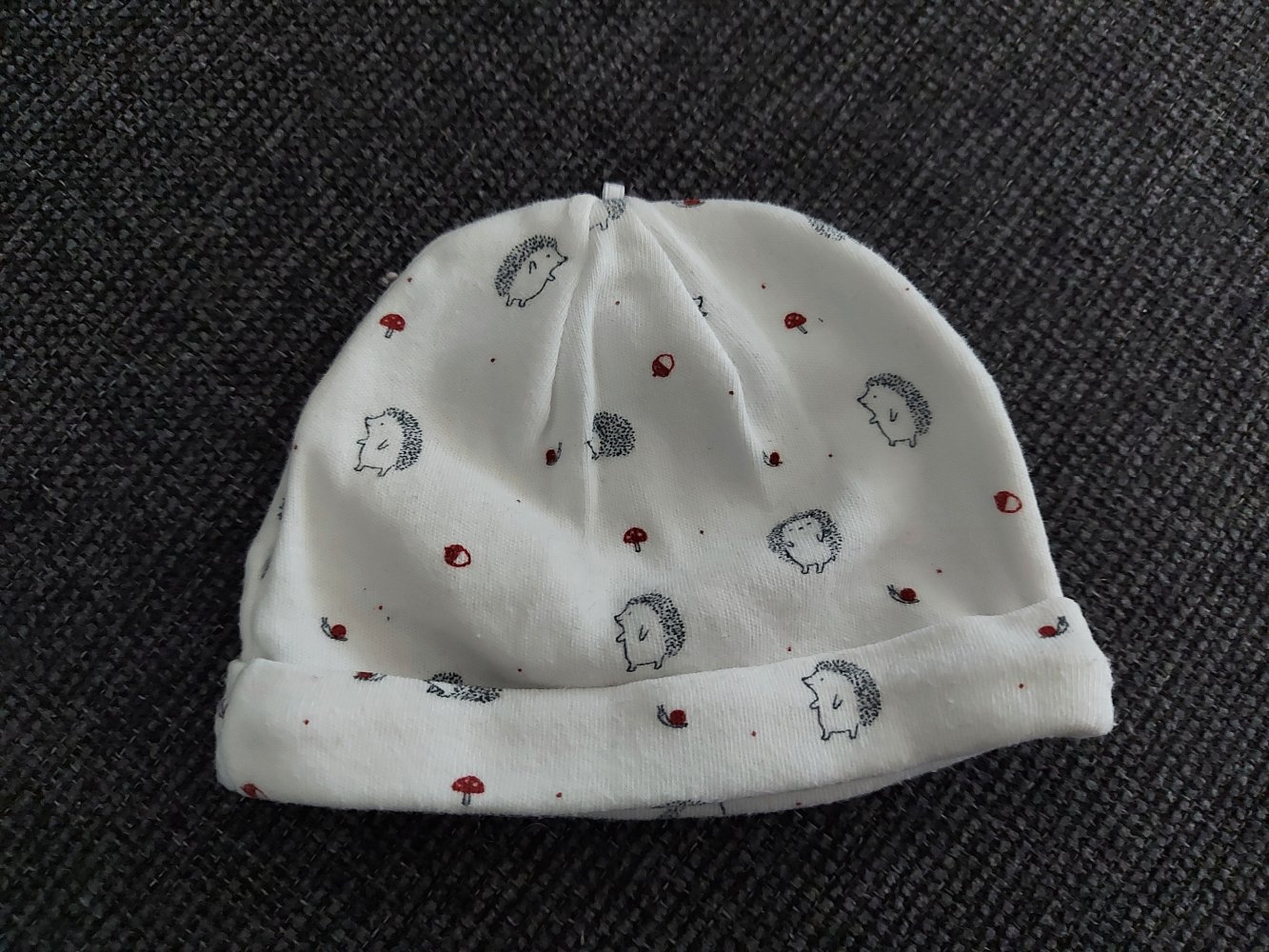 süßes Erstlingsmützchen mit Igeln Gr. 38/39