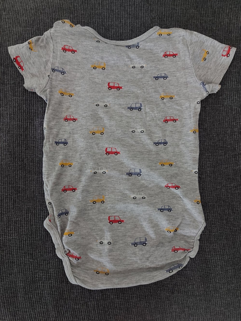 kurzärmliger grauer Babybody mit Autos Gr. 80