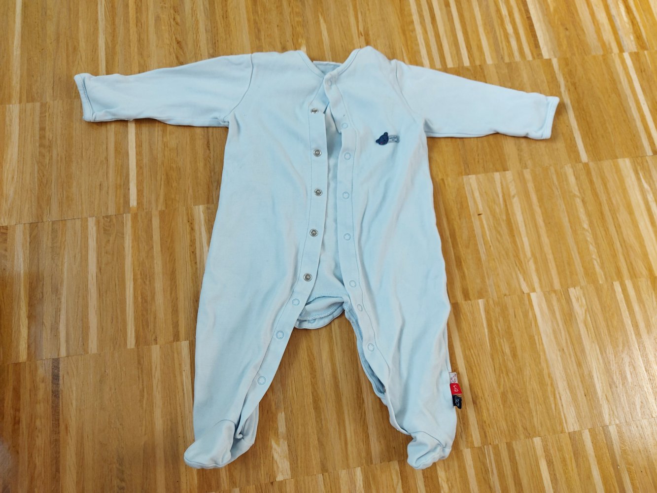 hellblauer Babyschlafanzug mit Füßchen Gr. 74