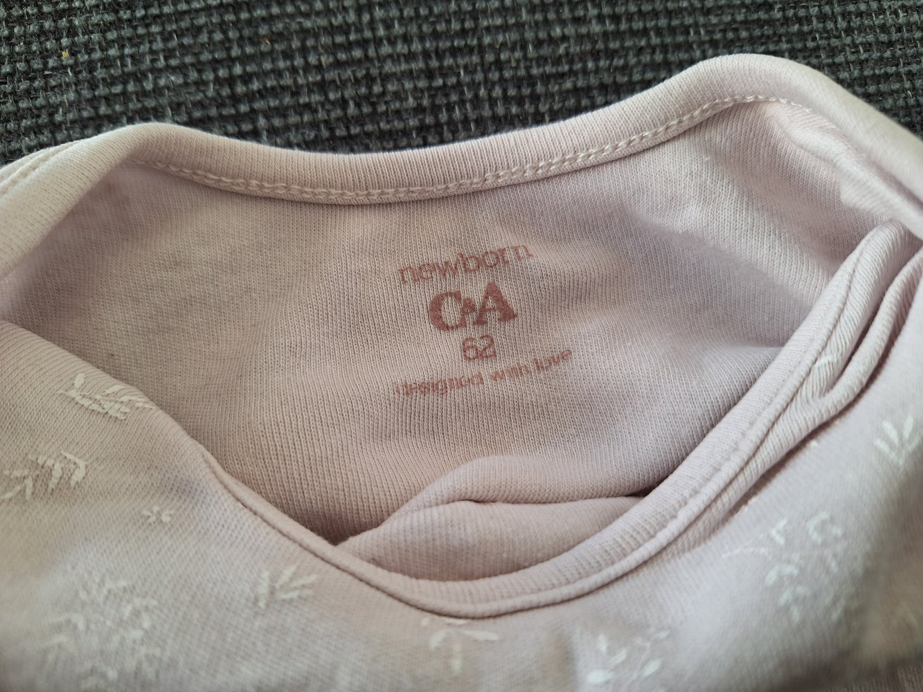 Zartrosa Langarm Body Gr. 62 mit zartem Muster