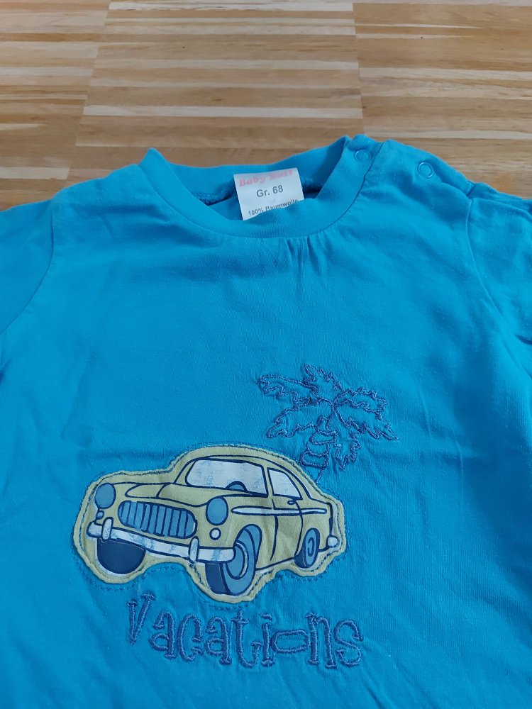 kurzärmliges blaues T-Shirt mit Auto 