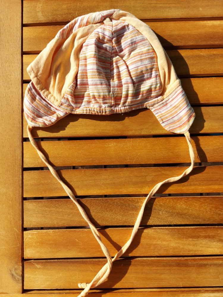 hellorangefarbener Sommerhut mit Schirmchen für Babys mit Schnüren, Gr. 50 / Schirmmütze