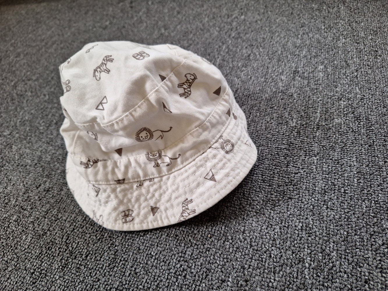 weißer Fischerhut mit Safaritieren 86/92