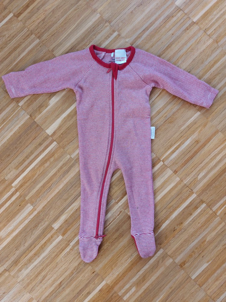 rot-weiß gestreifter Baby-Schlafanzug
