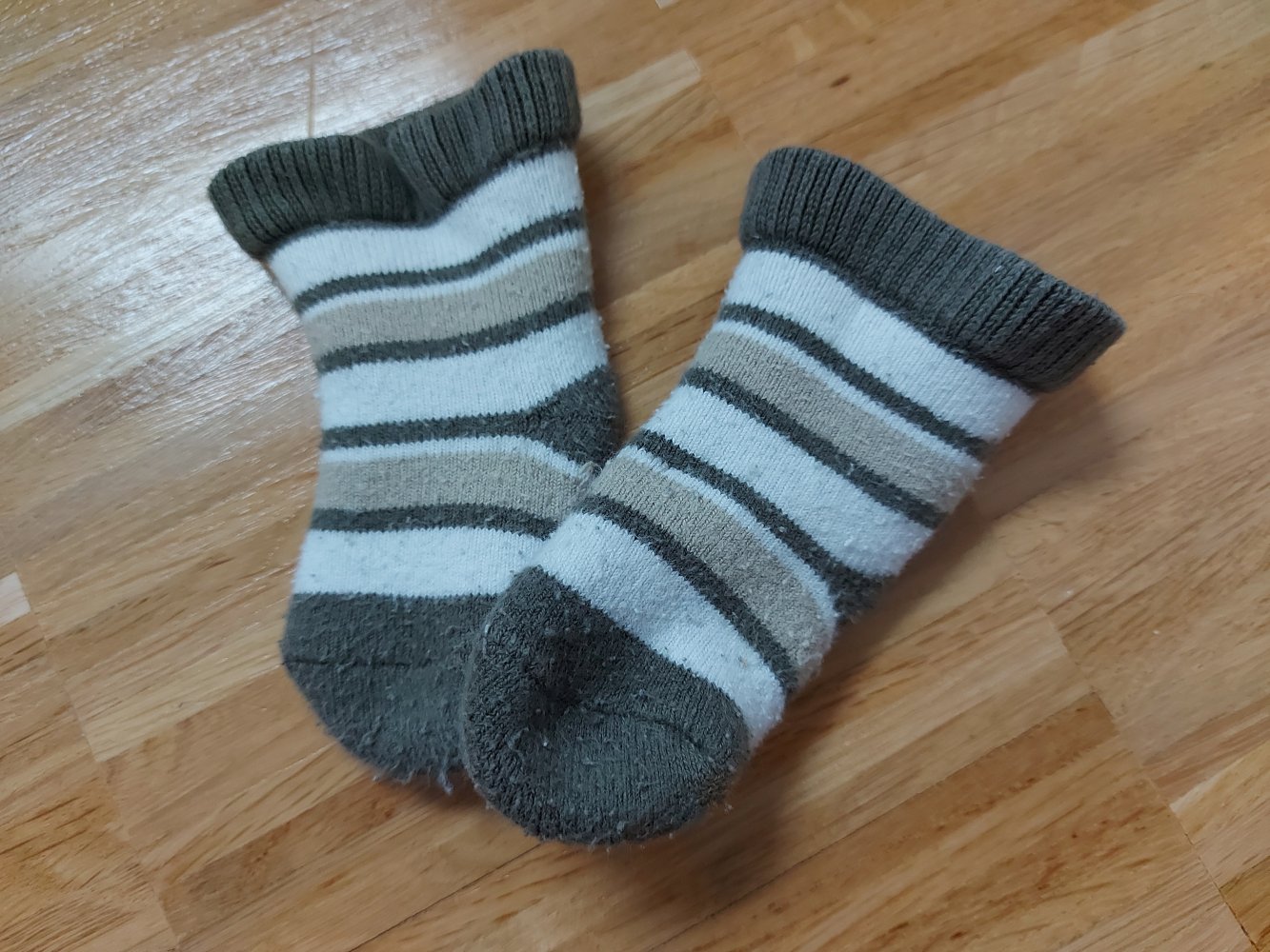 dickere khaki-grün gestreifte Babysocken