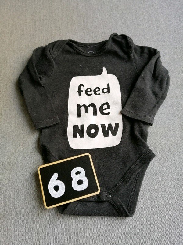 schwarzer Langarmbody Gr. 68 mit Sprechblase feed me now