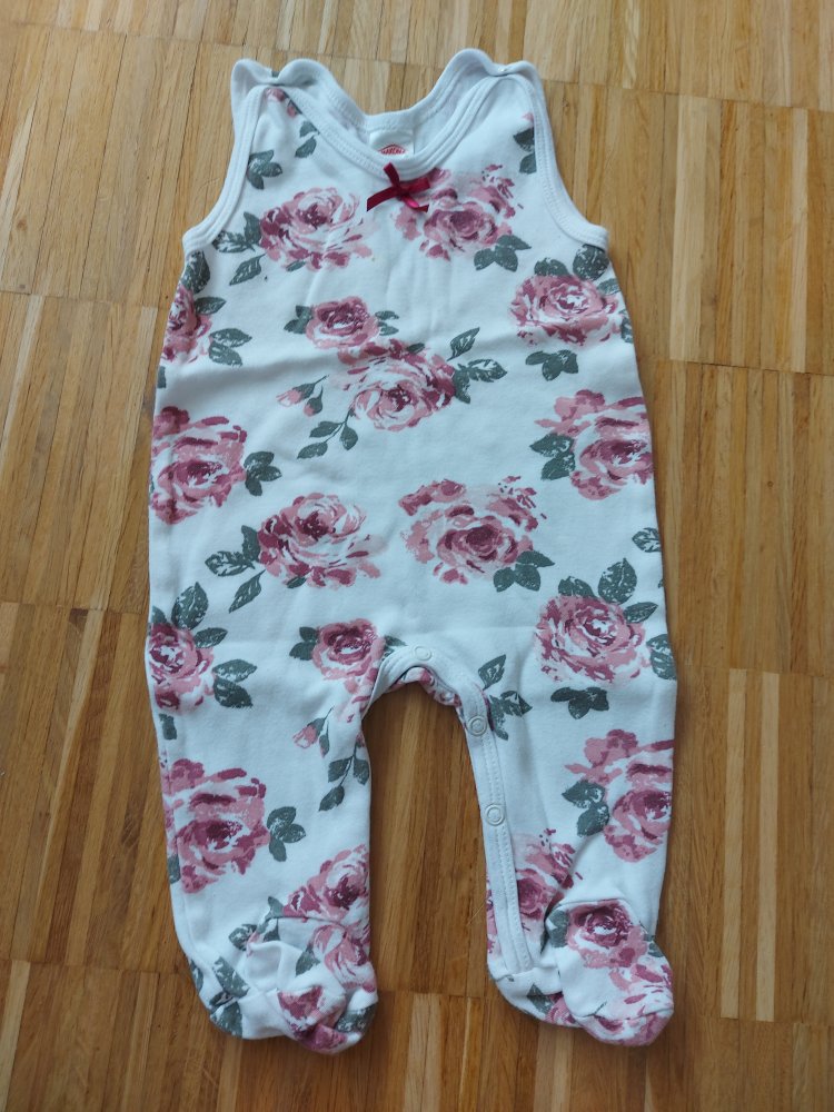weißer Babystrampler mit Rosenmuster, Gr. 68 mit Füßchen