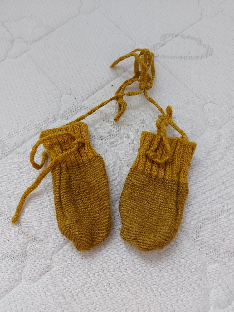 ockergelbe Babyhandschuhe / Babyfäustlinge