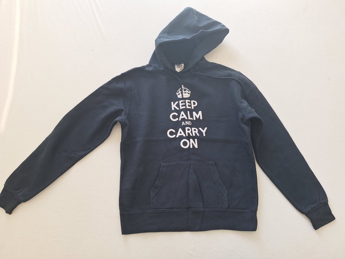 Dunkelblauer Hoodie, Gr. M Keep calm and carry on