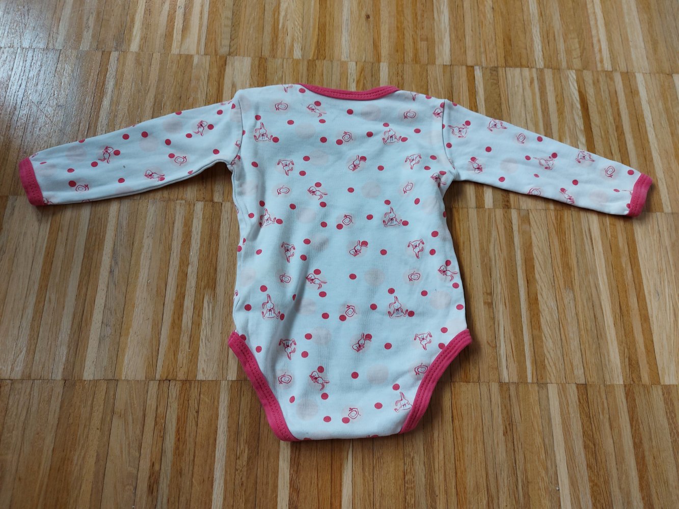 langärmliger weiß-pinker Body mit Häschenmuster, Gr. 62