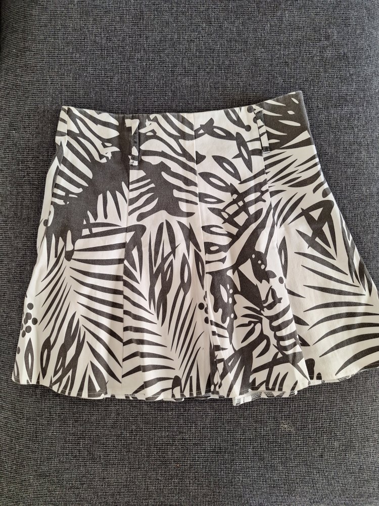 Weiß-grau gemusterter Sommerrock, Gr. 38 / Faltenrock / Minirock