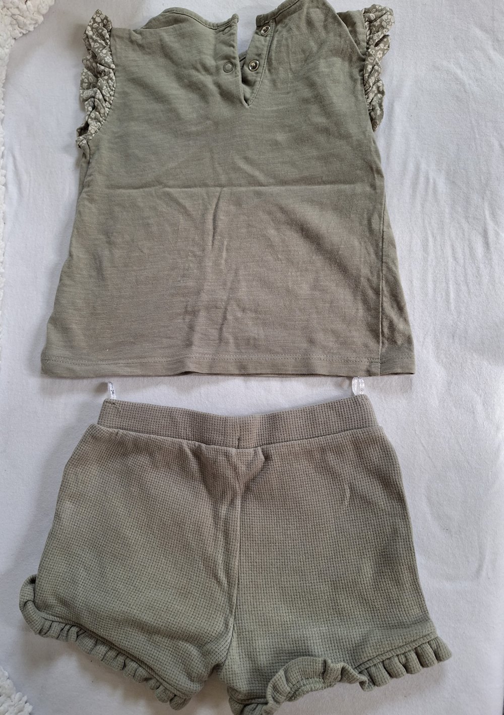 olivgrünes / khakigrünes Sommerset, Gr. 86 Shorts und Top