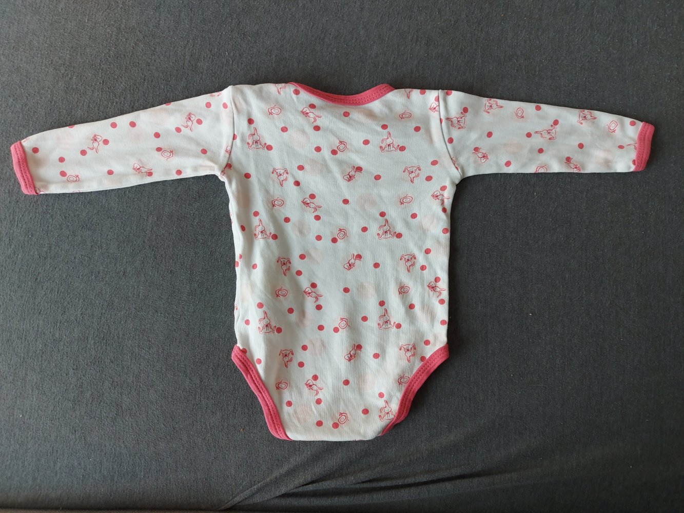 langärmliger weiß-pinker Body mit Häschenmuster, Gr. 62
