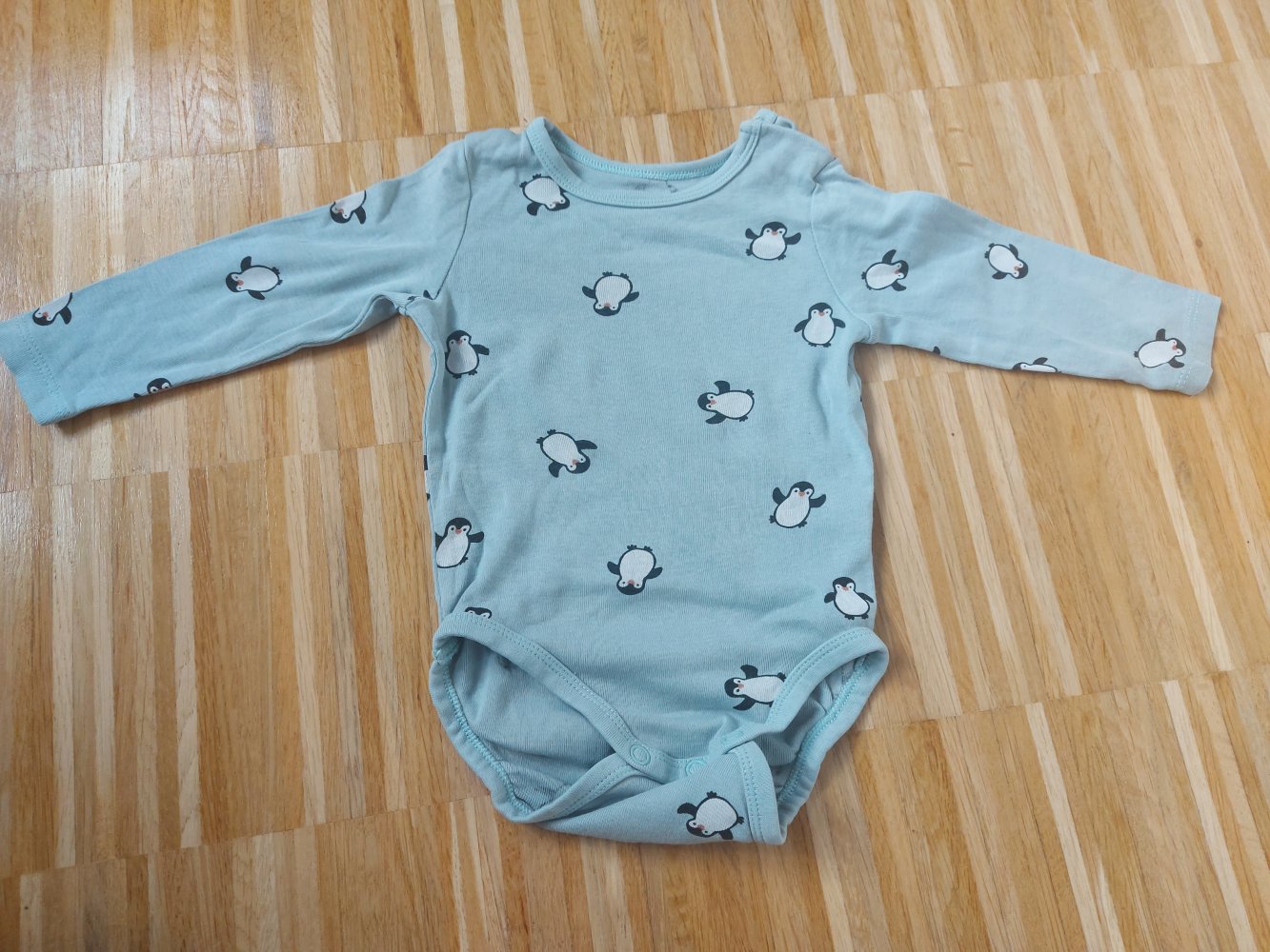langärmliger türkisfarbener Baby-Body mit süßen Pinguinen, Gr. 68