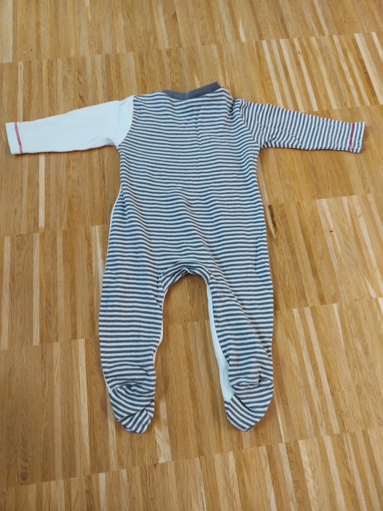 weißgrau gestreifter Baby-Schlafanzug mit Zebra und Elefant Gr. 62