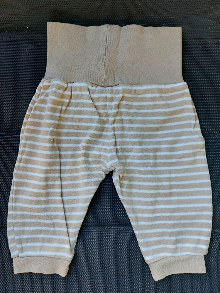 hellbraun-weiß gestreifte Babyhose, Gr. 50-56 mit Bärchen