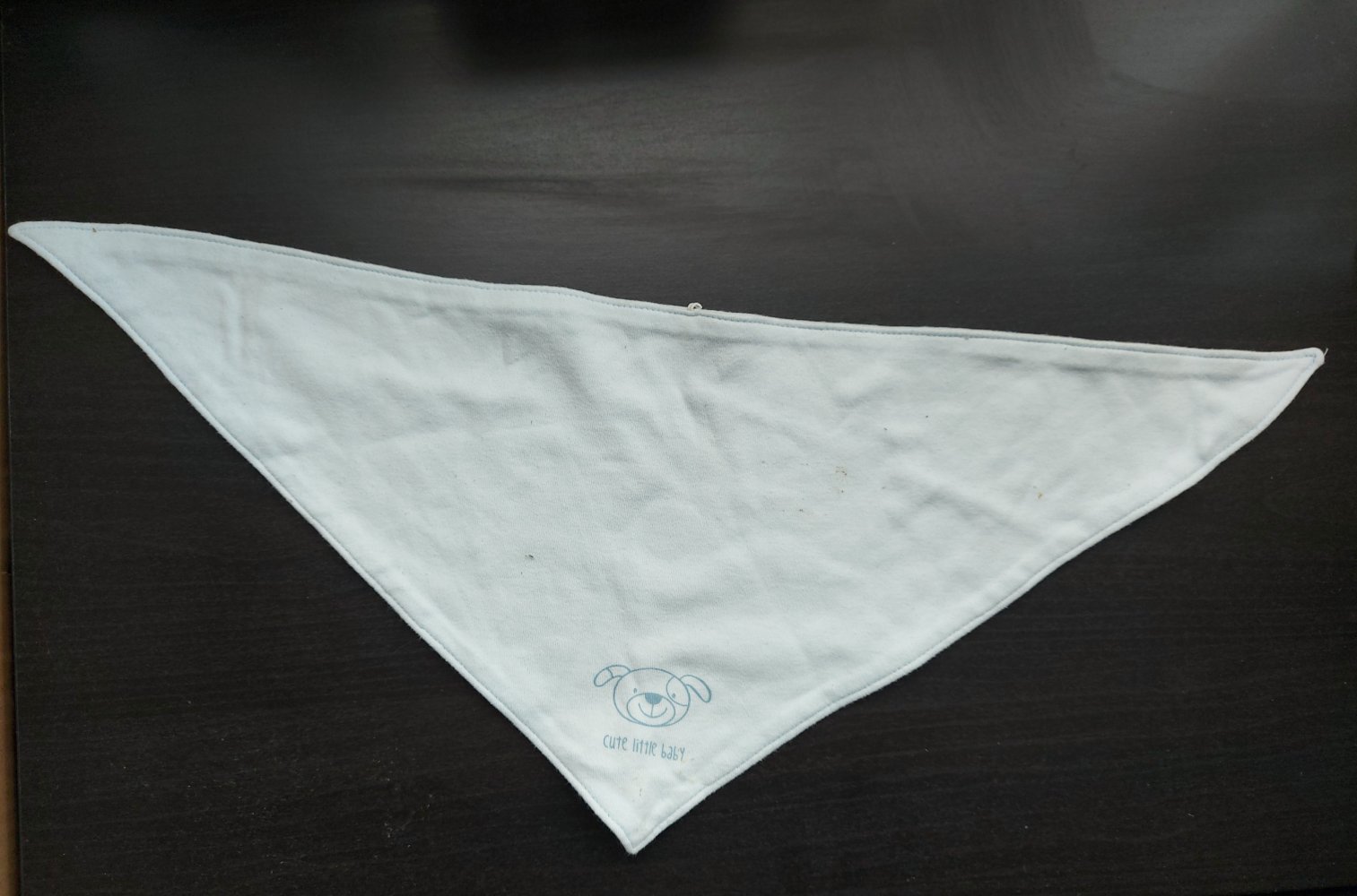 hellblaues Dreieckstuch mit Hundemotiv 