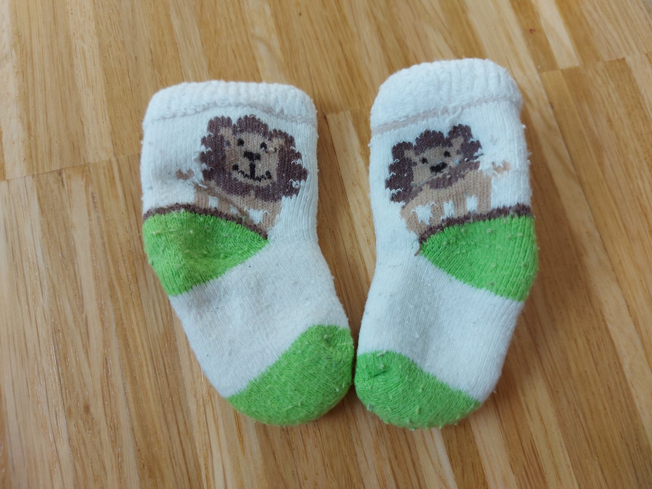 weiße Löwensocken / Babysocken mit Löwenmotiv
