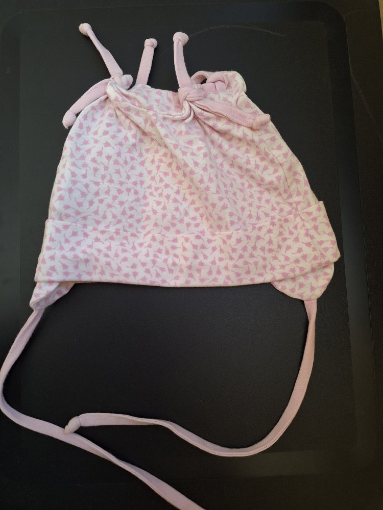 rosa gemustertes Mützchen mit Schnüren, Gr. 45