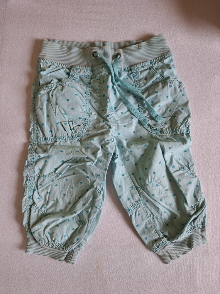 Bequeme türkise Sommer-Hose mit Herzen, Gr. 86