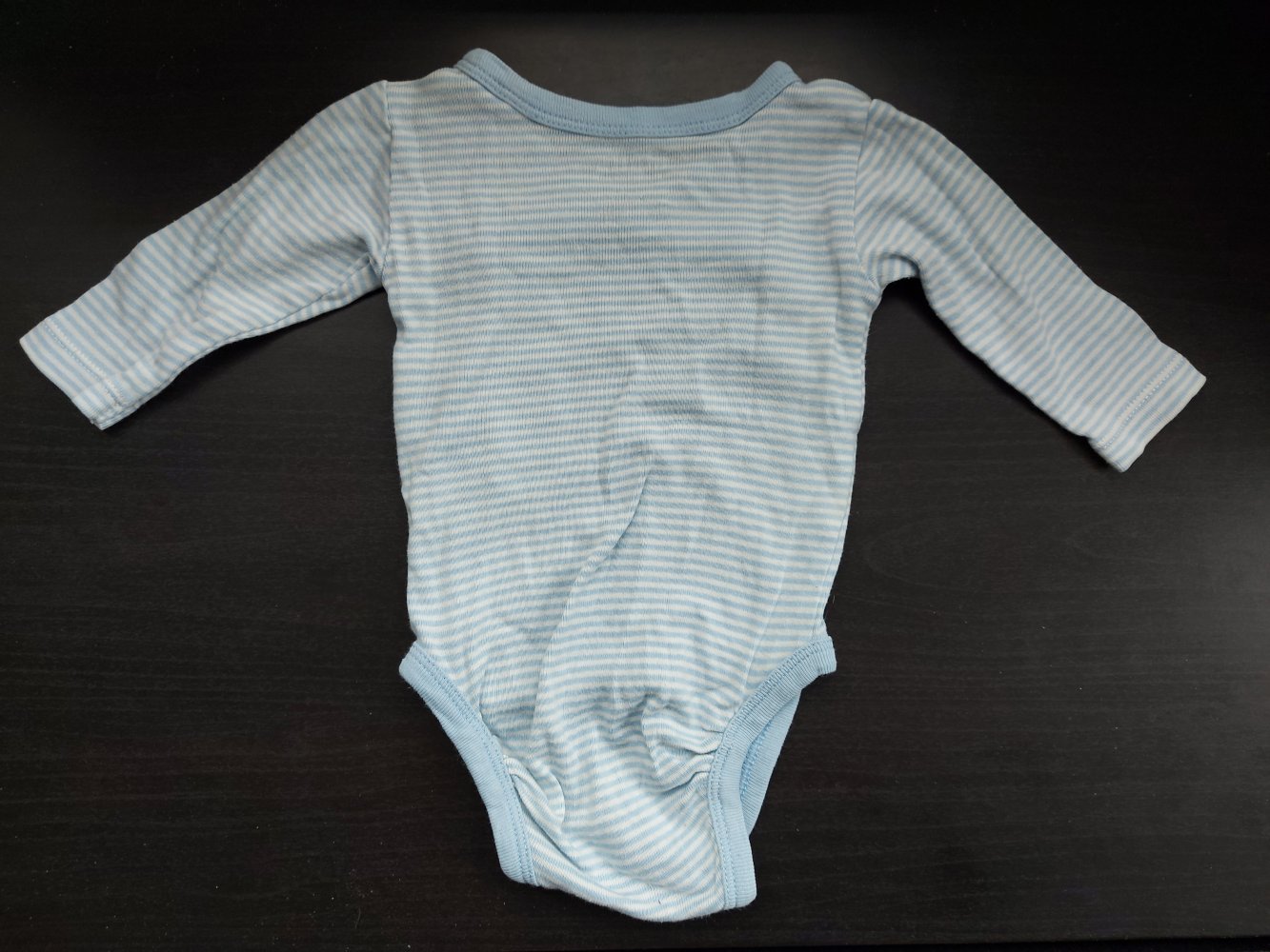 hellblau-weiß gestreifter Langarm-Wickelbody Gr. 50/56