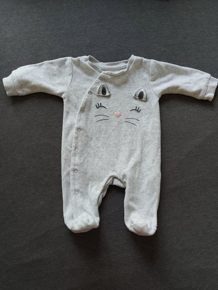 grauer Baby-Schlafanzug mit Kätzchengesicht Gr. 56