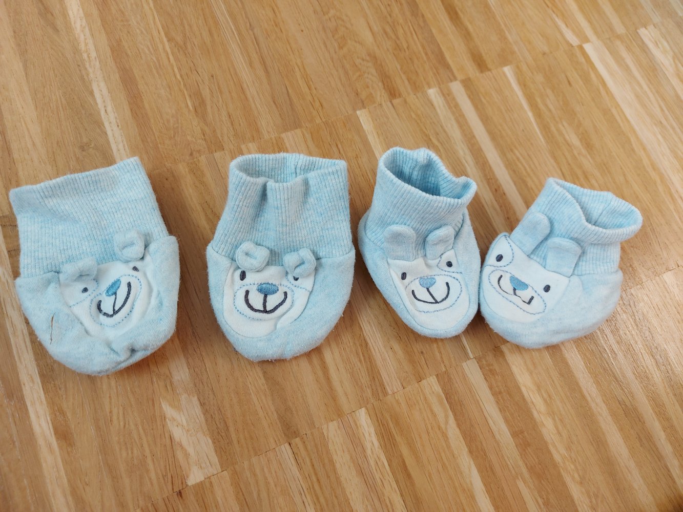 hellblaue Babyschühchen mit Tiermotiv und -öhrchen (Hase und Bär)