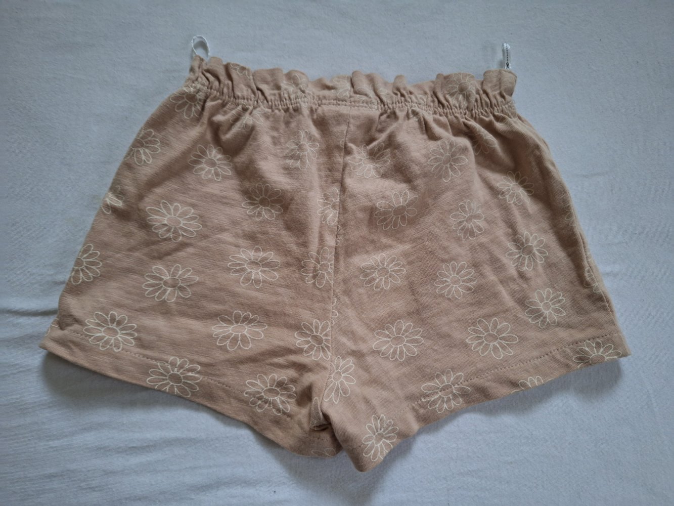 kurze beige Sommershorts mit Blumen, Gr. 80