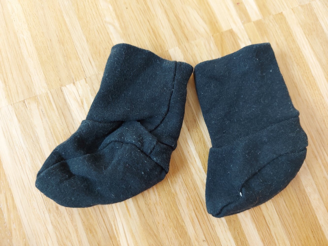 schwarze Babyschühchen / Erstlingsschühchen / Söckchen