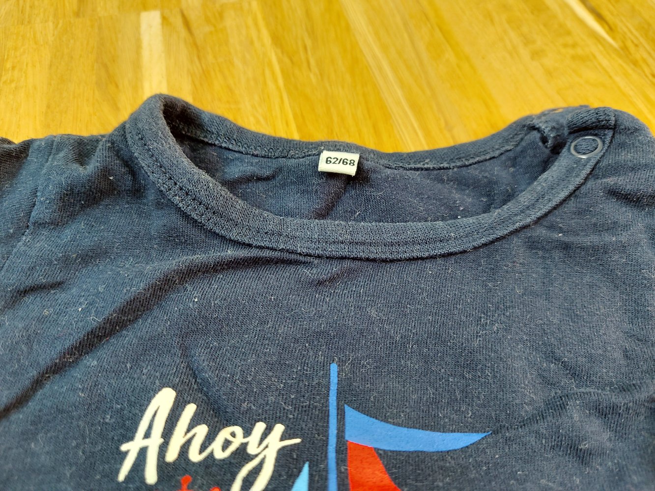 dunkelblauer kurzärmliger Marine-Body mit Segelboot 