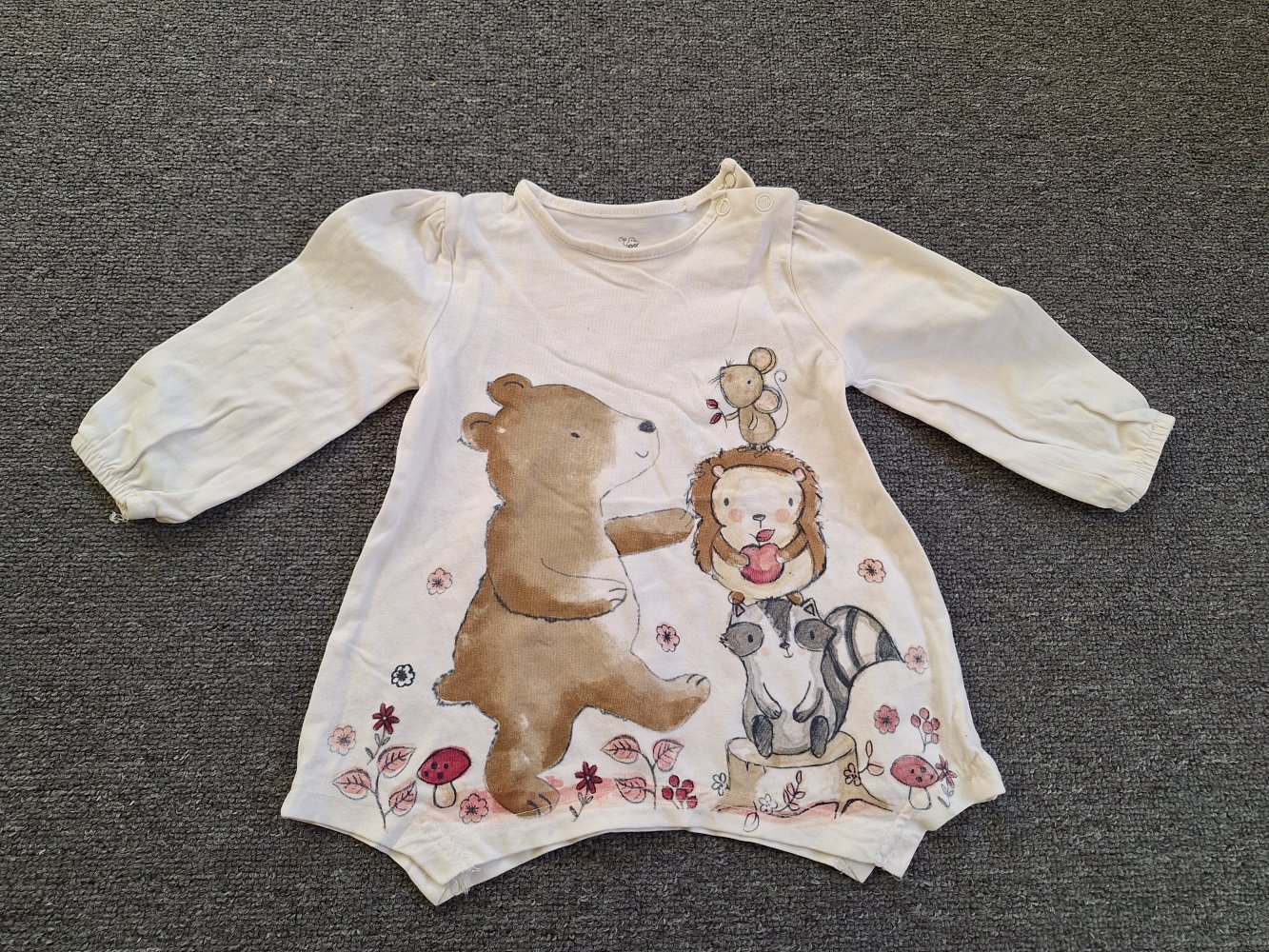 Schön geschnittener Pullover mit süßen Wilditeren, Gr. 80