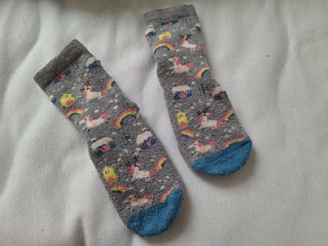 Graue Stoppersocken mit Einhörnern