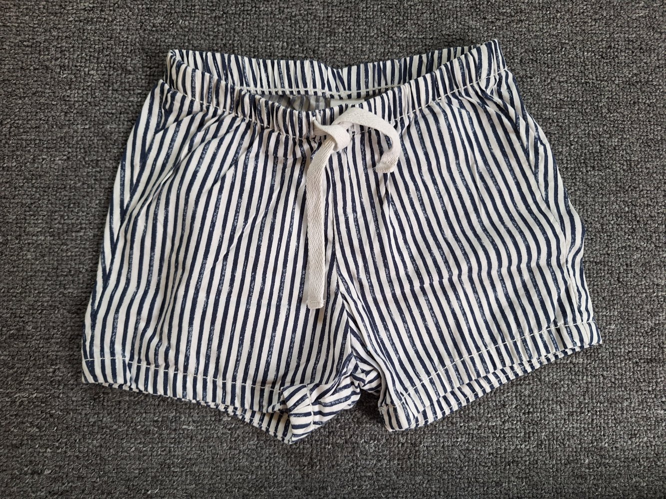 Weiß-blau gestreifte kurze Hose, Gr. 80