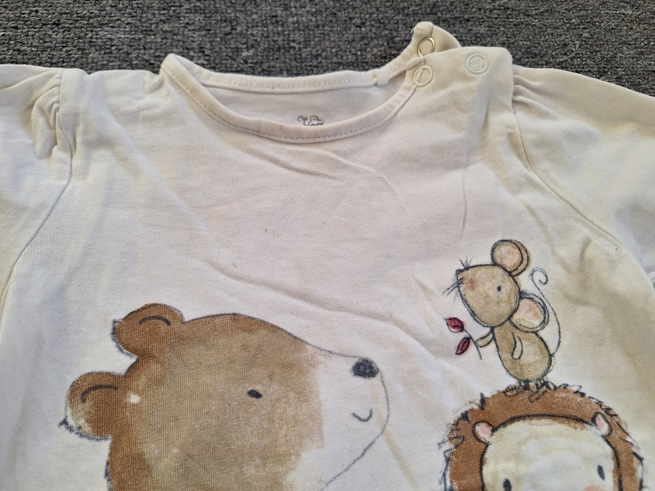 Schön geschnittener Pullover mit süßen Wilditeren, Gr. 80